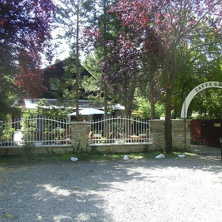 Garden Etterem Kavezo Es Panzio Tahitotfalu Exterior photo