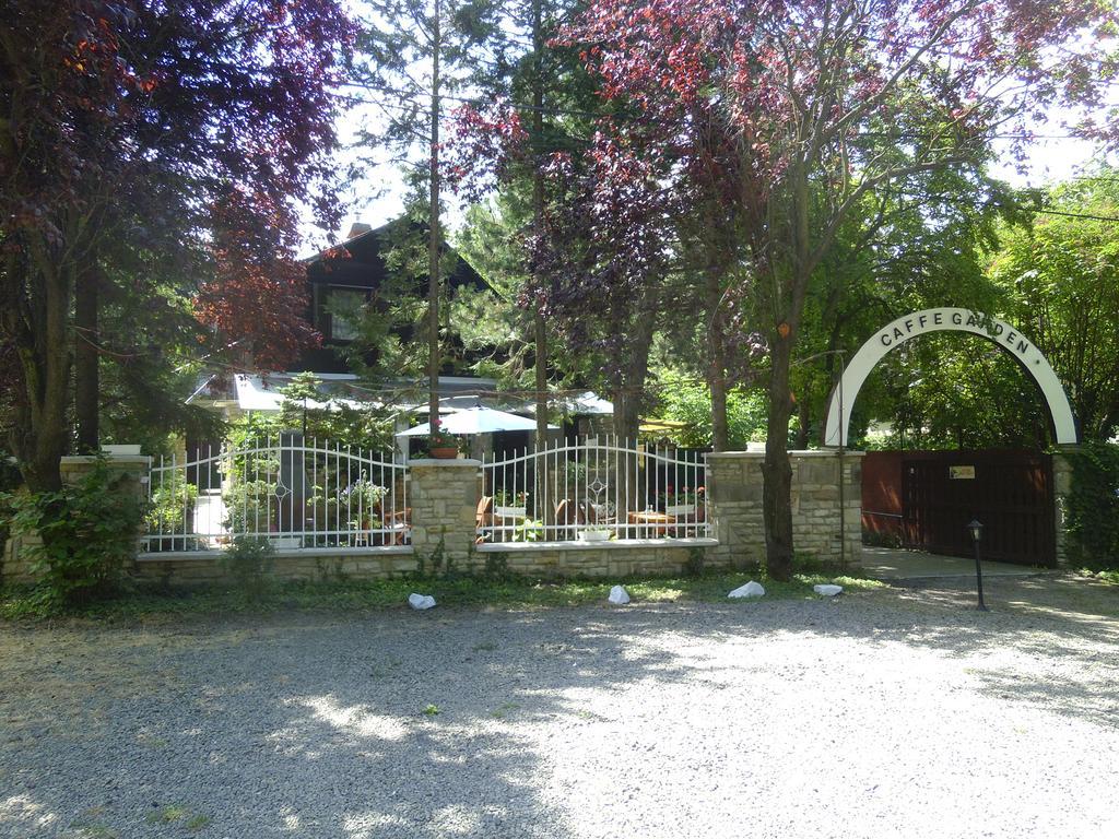 Garden Etterem Kavezo Es Panzio Tahitotfalu Exterior photo